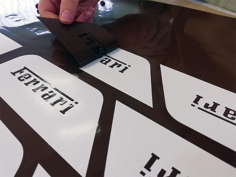 Adesivi prespaziati per negozi: Ferrari